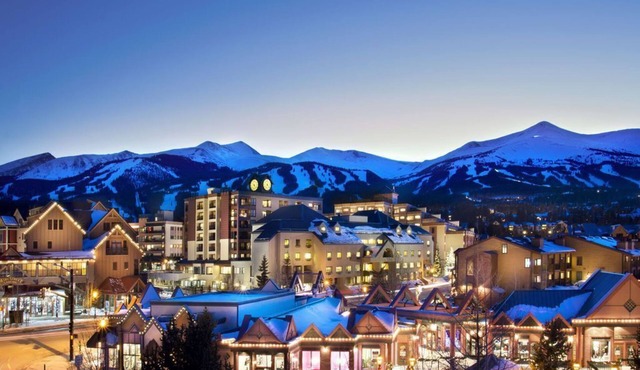 LUX MANSION W/PANORAMIC VIEWS, CC SKI/GOLF @ DOORSTEP, OFFICE, SAUNA/STEAMROOM.