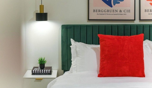 LUX - Studio + King Bed + Gym + Free Parking