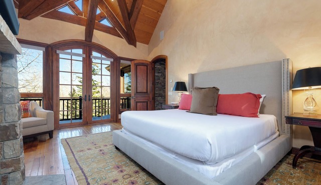 Luxurious 3-Bedroom Summit Residence in Telluride with Ski-In Ski-Out & Hot Tub!