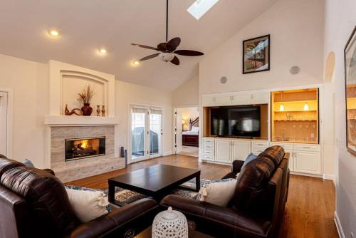 Luxurious 4BR Retreat - Pool Table & Chic Amenities