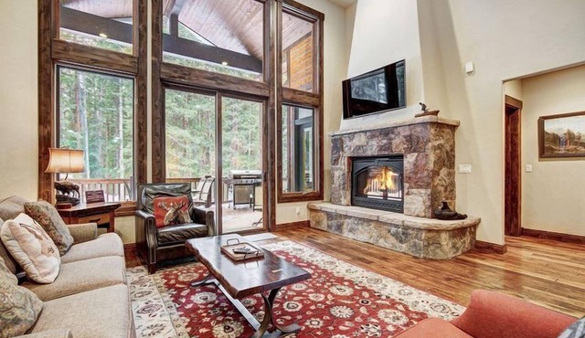 Luxurious 5 bedroom/5.5 bath gorgeous home with hot tub and ping pong table