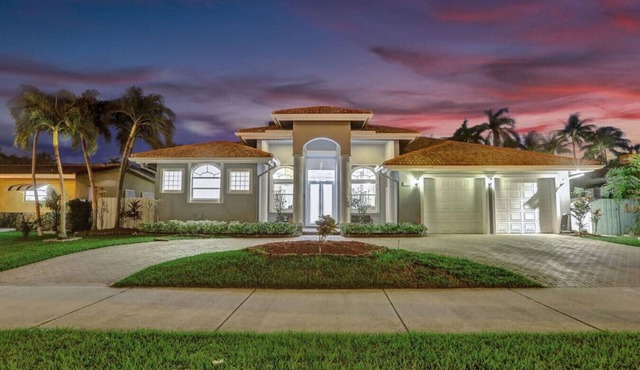 Luxurious 6BR Close to Beach with Pool/Game Room