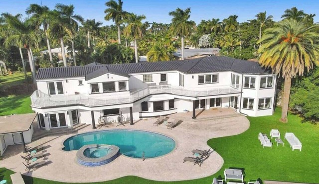 Luxurious Lake front Villa 10BR