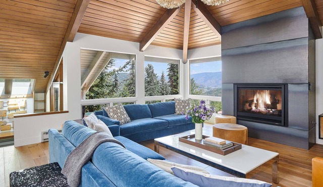 Luxurious Retreat Nestled in the Heart of the Village - Great Location