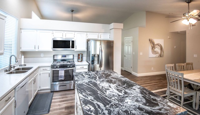 Luxury 4 Bedroom 2 Bathroom Home in NE Fresno Near National Parks