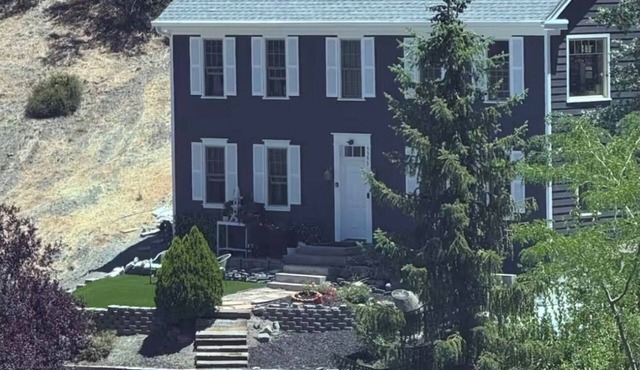 Luxury 4-bedroom Mountain Home with Game room. Pet friendly