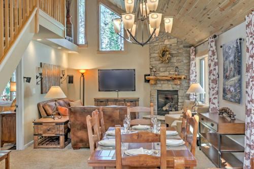 Luxury 4 BR Cabin: 2 King Suites on Shuttle Route