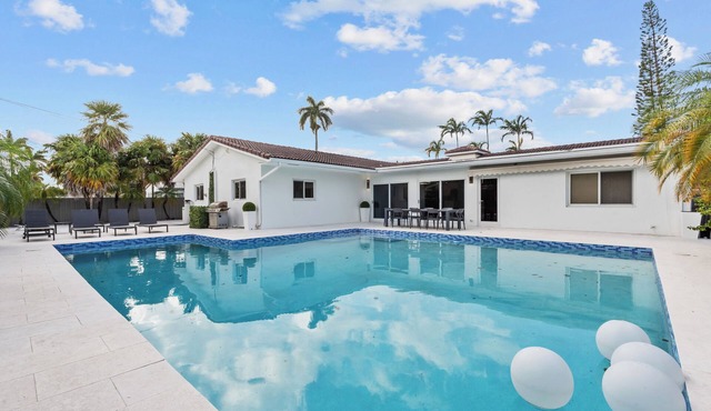 ★ ★ ★ ★ ★ Luxury 4000-sqft Mansion with large Pool & Sauna - 20 min to MAJOR INTERNATIONAL SPORTING EVENT!
