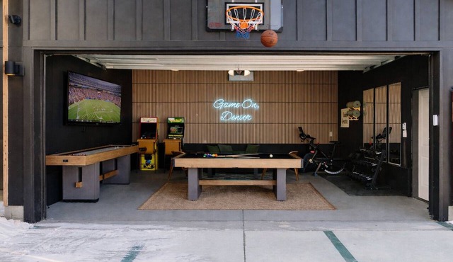 Luxury 5BR with hot tub, heated game garage, mini golf, outdoor projector