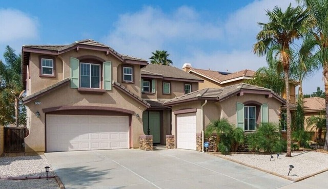 Luxury 6-Bedroom Oasis w 3-Car Garage, Spacious Yard close to Everything