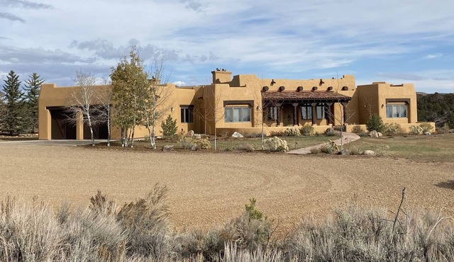 Luxury Adobe Style Ranch House. Bring your dogs and horses!