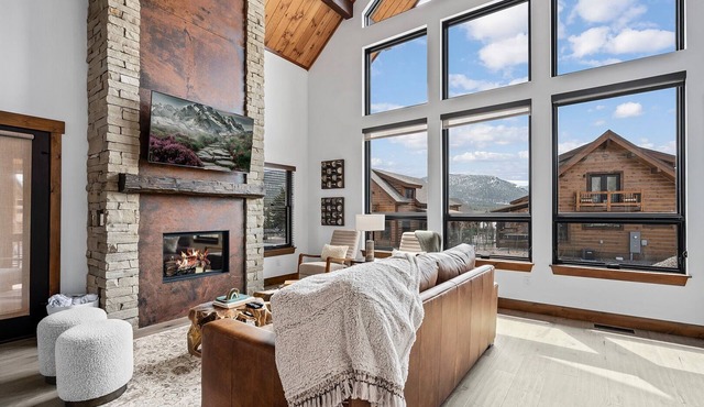 Luxury Cabin! Fireplace and Jacuzzi!