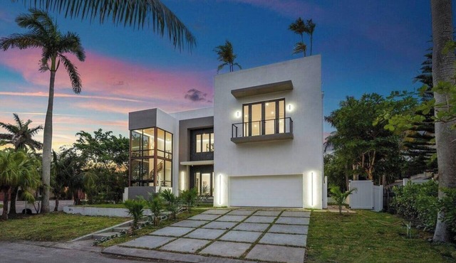 Luxury coastal retreat with heated pool, rooftop views, and spacious en-suite bedrooms—perfect for relaxing, entertaining, and enjoying Boynton Beach in style 🌴