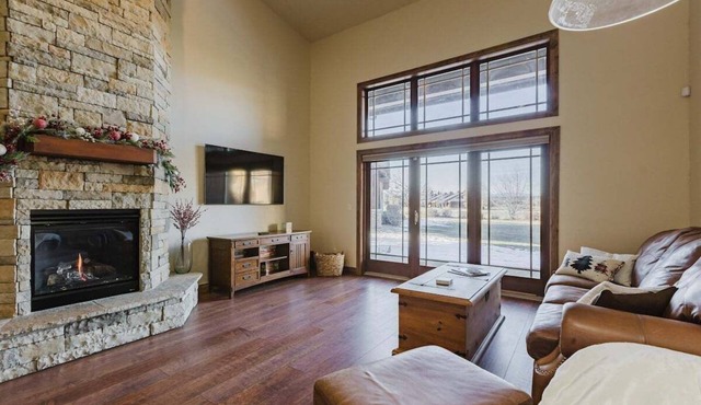 Luxury Condo, 3 King Beds, Convenient Location