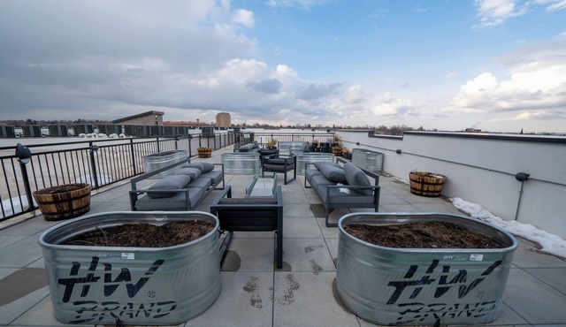 Luxury Condo - Pet Friendly - Executive Rental