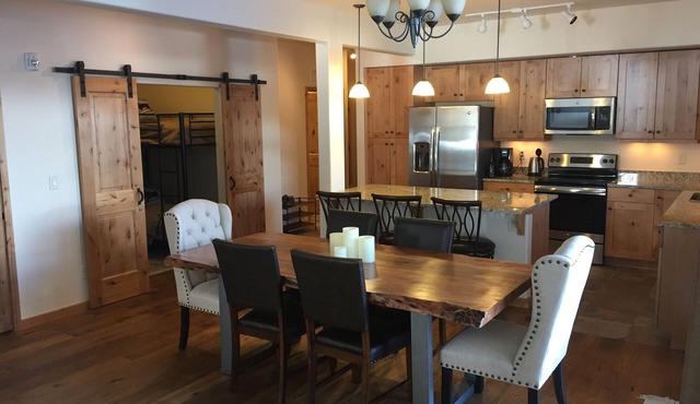 Luxury condo, Pool and Hot Tub, Ski Shuttle, Downtown, Close to All!
