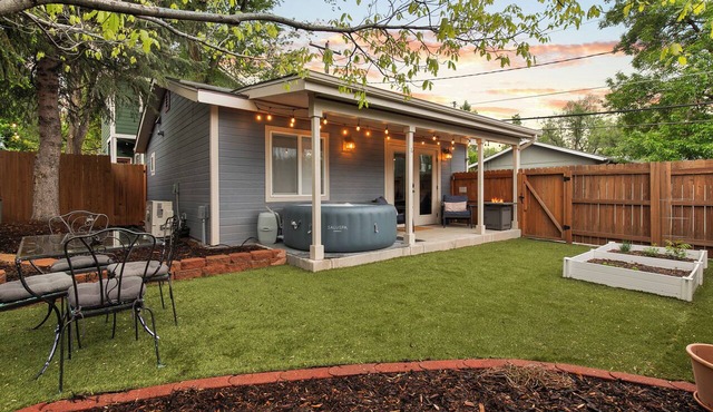Luxury Downtown Cottage w/Hot Tub, Private Yard, Fireplace & Fire Pit
