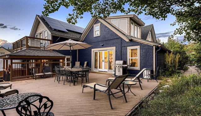 Luxury, Historical Cabin with Hot-tub Near Snow in Carp Breckenridge, Colorado