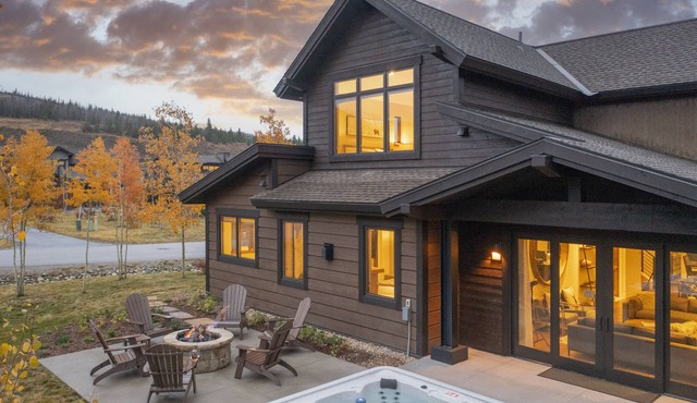 LUXURY HOME by the river! Walk to Shuttle, Hot Tub, Fire Pit, designer finishes!
