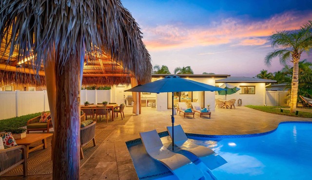 Luxury Home w/Private Suite~Heated Pool~Tiki Hut