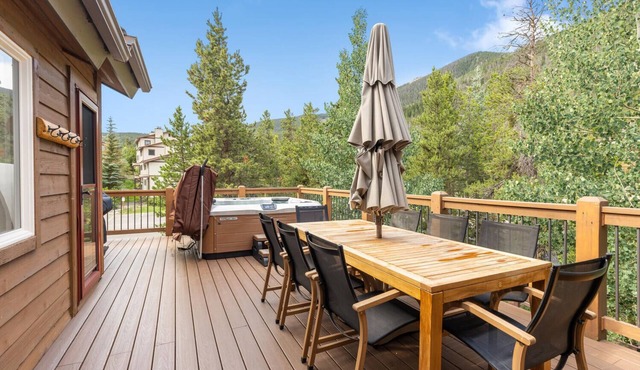 Luxury Home-Walk to everything in Frisco. Hot tub, ski, fireplace 3BD, 3.5BA