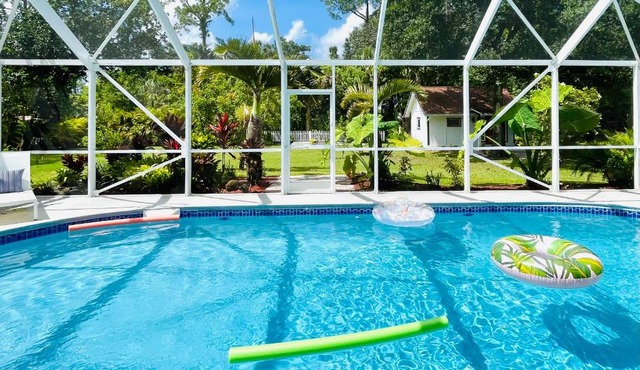 Luxury Jupiter Farm Getaway Heated Pool, BBQ, Game Shed, 1 Acre Yard!