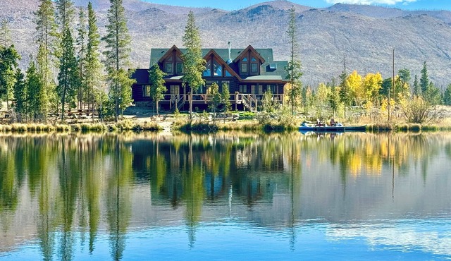 Luxury lakefront log home w/dock and boats bordering RMNP