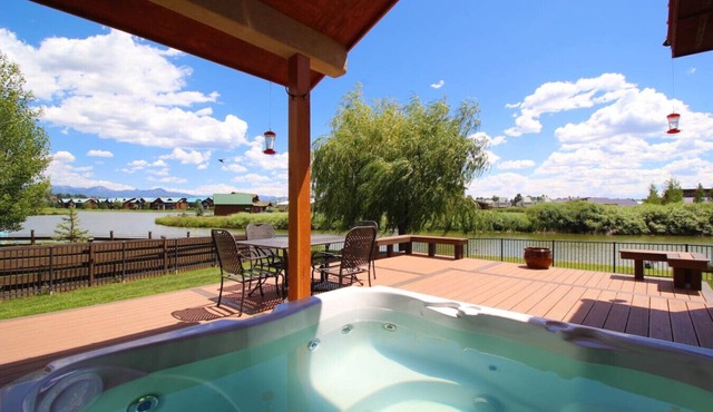 Luxury lakefront home w/hot tub