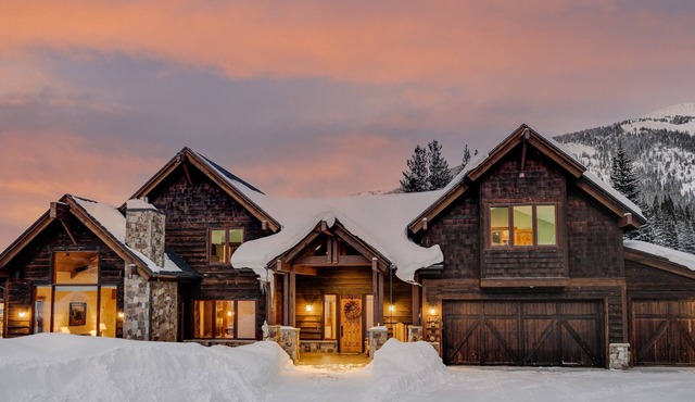Luxury Retreat w/Mountain Views + Hot Tub + Ski Shuttle - Royal Retreat