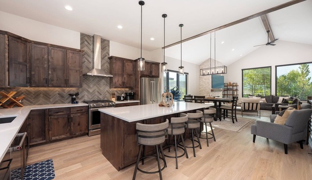 Luxury Ski-In/Out, 2 Family Rooms, Hot Tub, Views