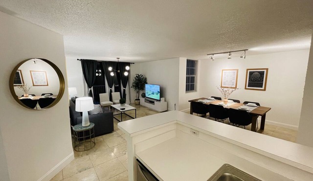LUXURY THE YATCH 402- FREE PARKING AND WIFI