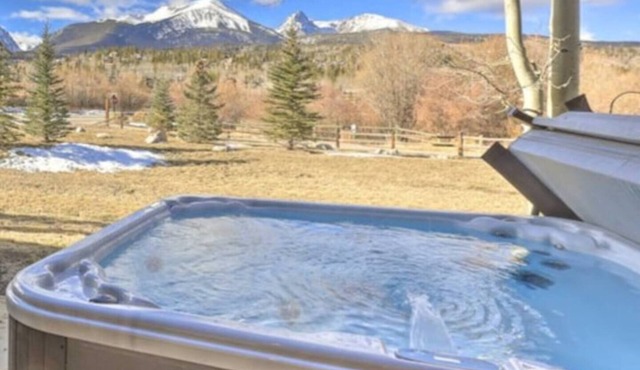Luxury Town Home+Hot Tub! Mountain View, River/Lake front, close to Ski Resorts