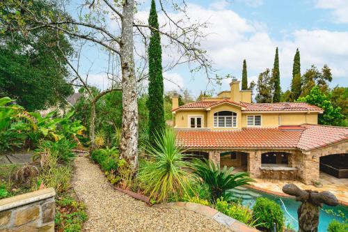 Luxury Villa w Pool Garden & Outdoor Lounge