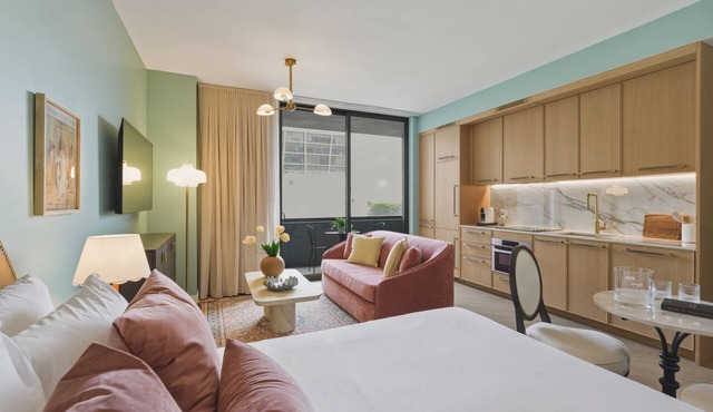 Luxury Wynwood Studio: Walk to Art, Dining & Nightlife