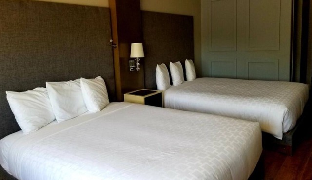 Making The Best Memories Along The Way! Free Parking, Onsite Dining