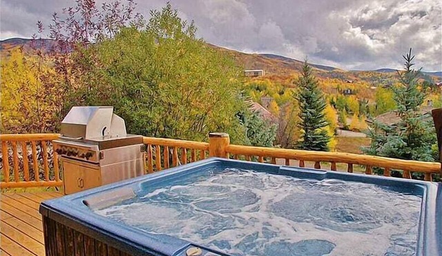 Mark Twain Lodge by Mountain Vacation Lodging - Luxury Cabin with Hot Tub & Gourmet Kitchen