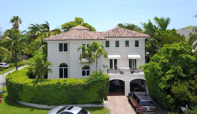 Mediterranean Villa And Oversized Home On Key Biscayne