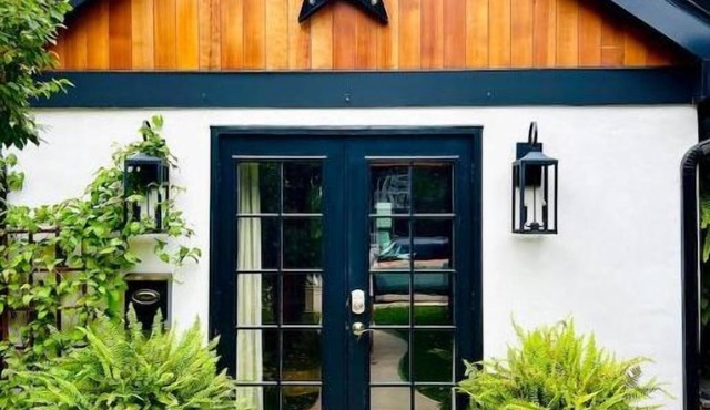 Mid/Mod ' Little House' in Old Town Louisville