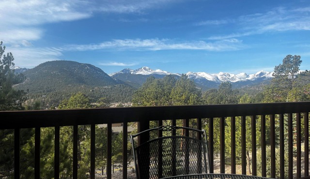 Million dollar views 3-bedroom condo walk to downtown, golf, festivals, etc WiFi