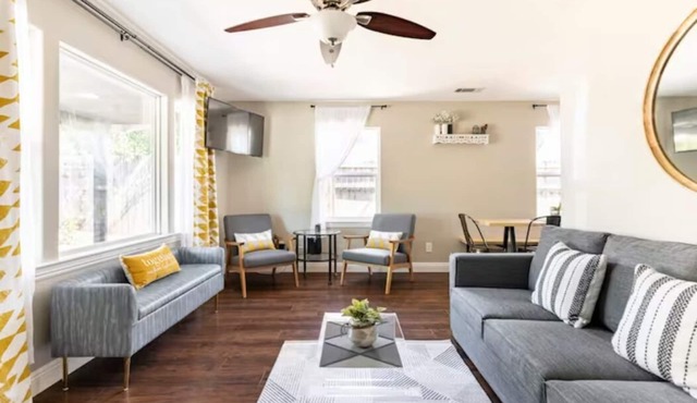 Minutes to downtown & wineries. private yard, bocci court, BBQ