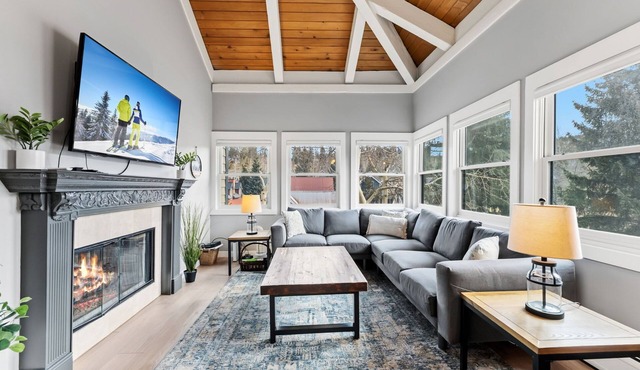 Modern 3 BDR - Heart of Downtown; Walk Everywhere!