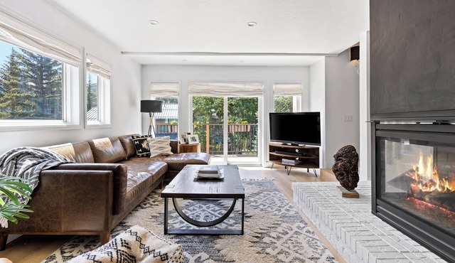 Modern 3 Bed/3 Bath Townhome in Vail with Private Garage - Pets Welcome!