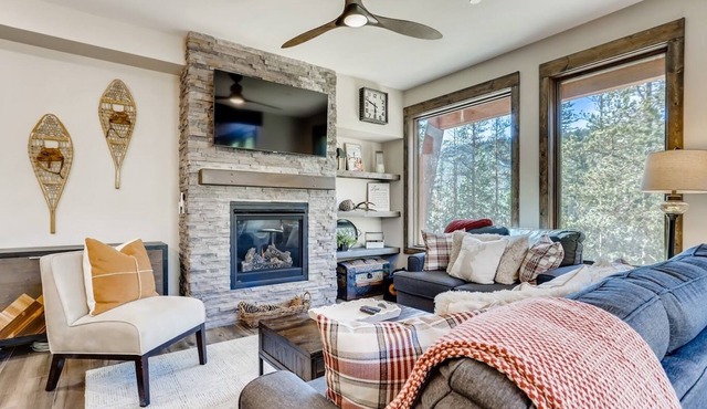 Modern 3BR Townhome, Walk to Lakeside Village Fun!