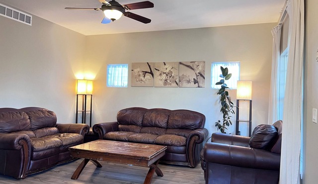 Modern 4-bedroom house . nNear Aurora Medical - Perfect for Travel Nurses!n
