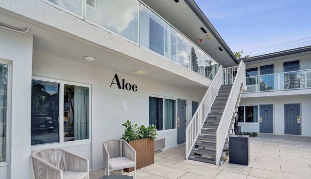 Modern Aloe King Room Near Beach | The Botanica