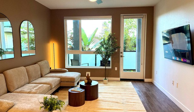Modern Apartment 10 Min to Disneyland | Pool & Gym