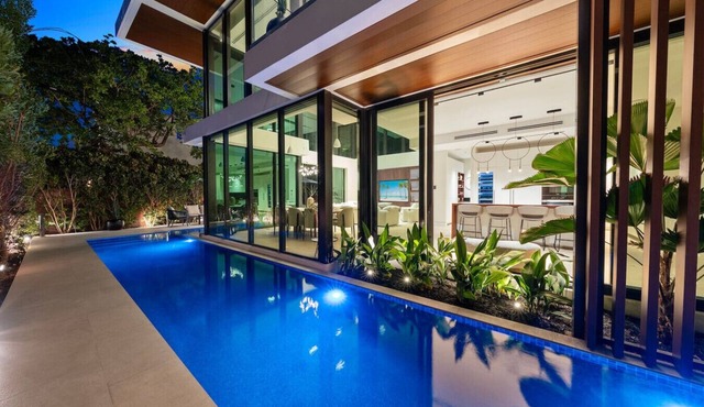 Modern Beach Villa w/Rooftop Jacuzzi & Pool