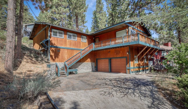 Modern cabin with fireplace, spacious deck, & beautiful forest views, sleeps 6