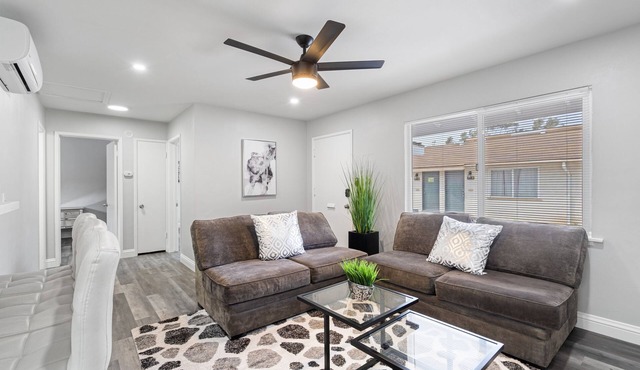 Modern/Cal-King Beds/Backyard/5 mins from Beach