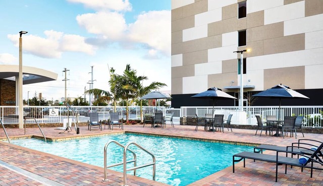 Modern & Comfortable 3 Rooms – Outdoor Pool, Fitness Center, Breakfast Included